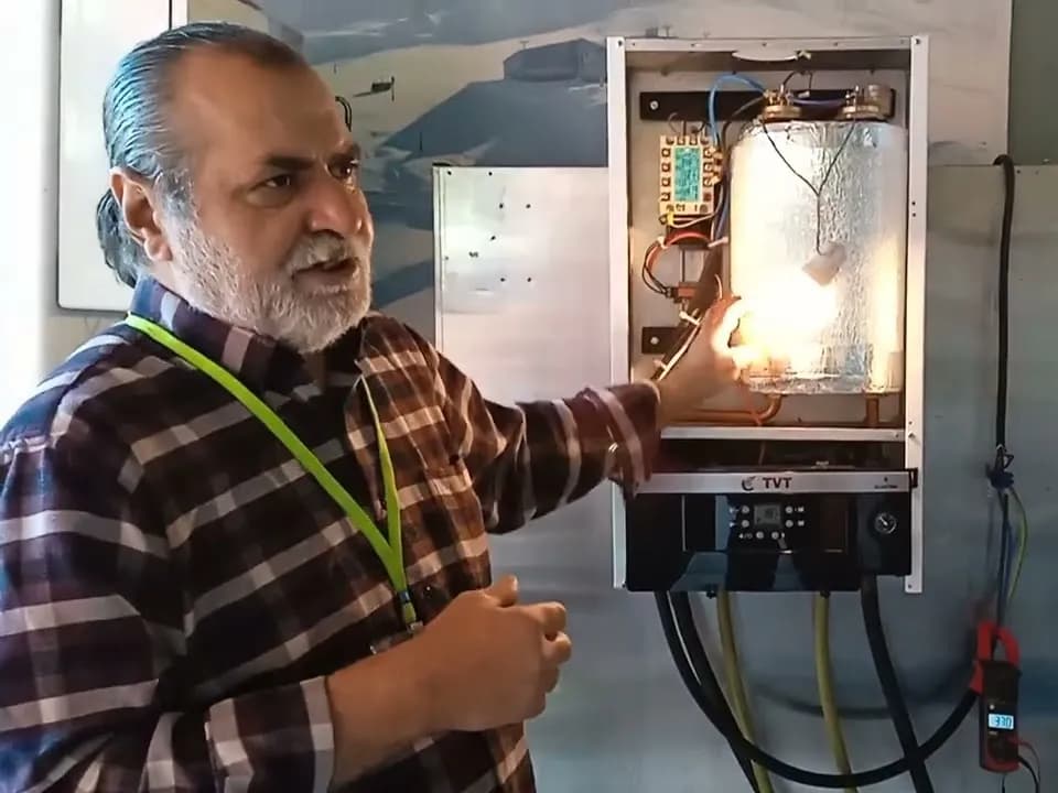 Zeki Yılmaz, TVT elektrikli kombisinin iç aksamını anlatırken